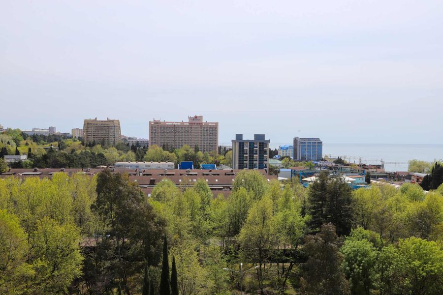 Панорама Адлера и моря с балкона верхнего этажа — фото 2