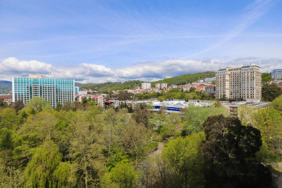 Вид на курортный городок и горы с высоты корпуса — фото 3