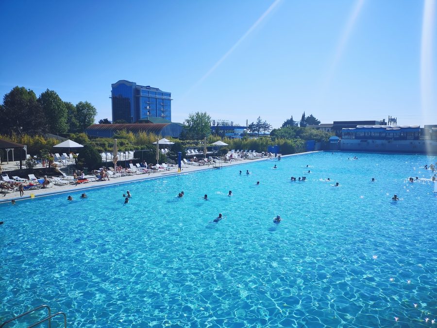 Зеркало воды большого бассейна и корпуса курортного городка — фото 2
