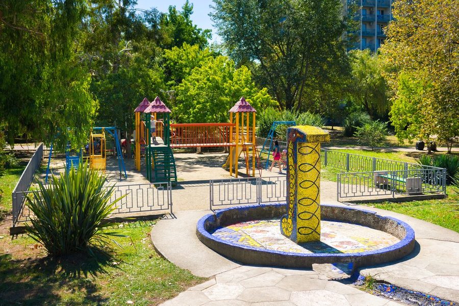 Открытая детская площадка с горкой и качелями — фото 2