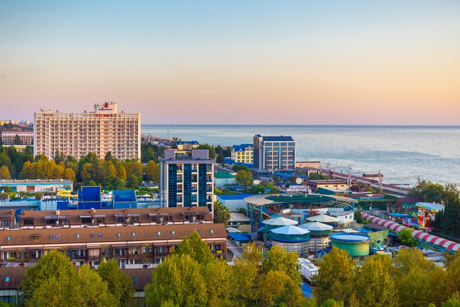 Курортный городок «Адлеркурорт» и Чёрное море на закате — фото 1